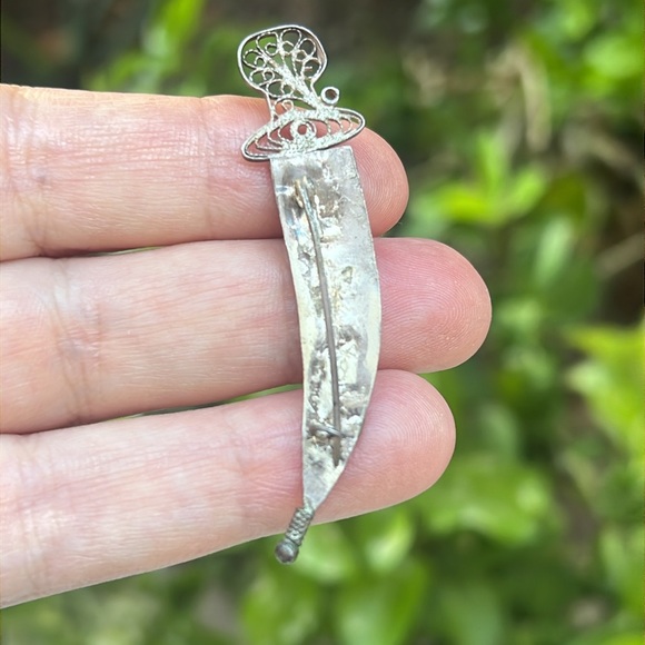 Vintage Filigree Sterling Silver Dagger Brooch - Picture 5 of 17